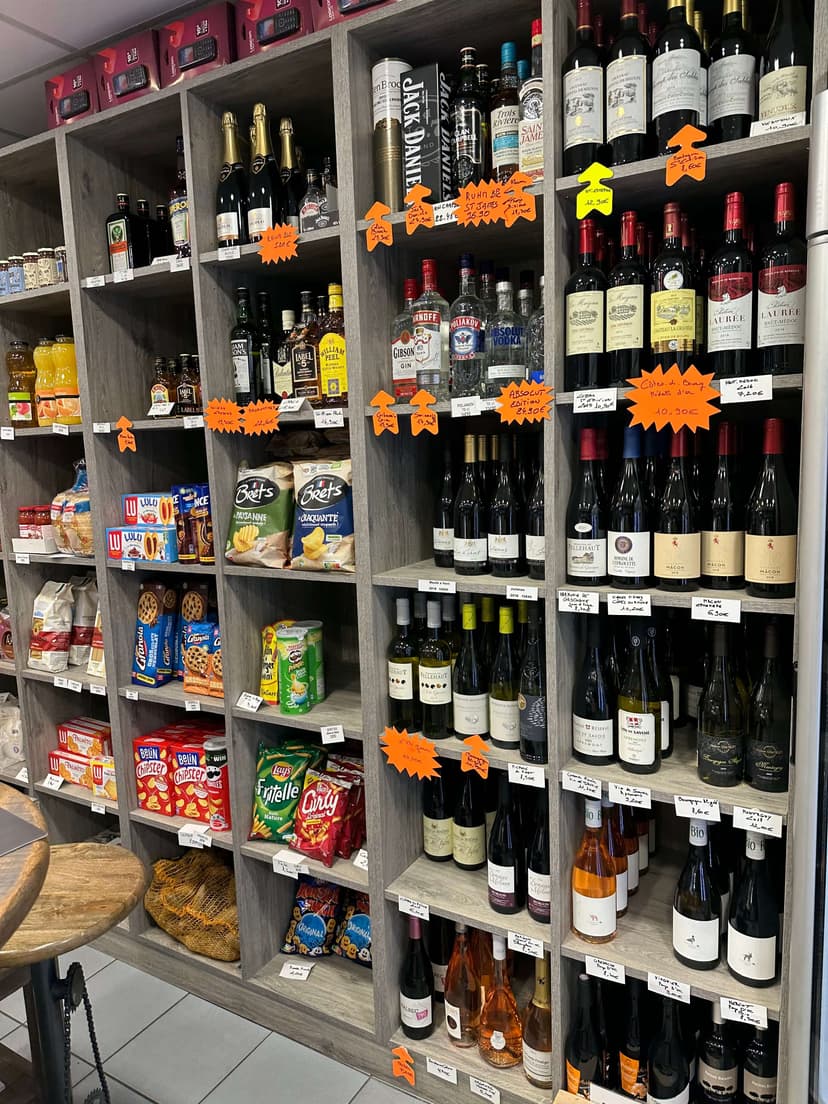 Produits d'épicerie à l'alcôve du buraliste